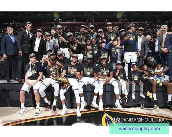 库里晒图致敬父亲球衣退役传奇光芒永照球馆穹顶